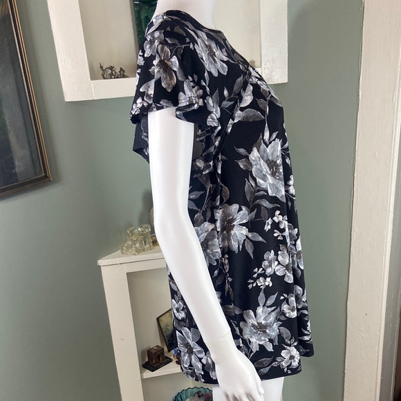 NWOT Floral Black Gray Long Tunic Blouse Shirt Top Heimish Cutout Flutter Sleeve - Picture 5 of 9